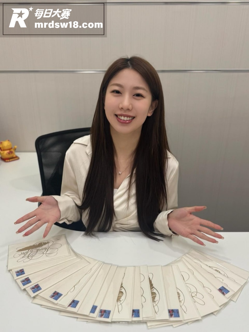 极品高颜值气质女白领相关图片2