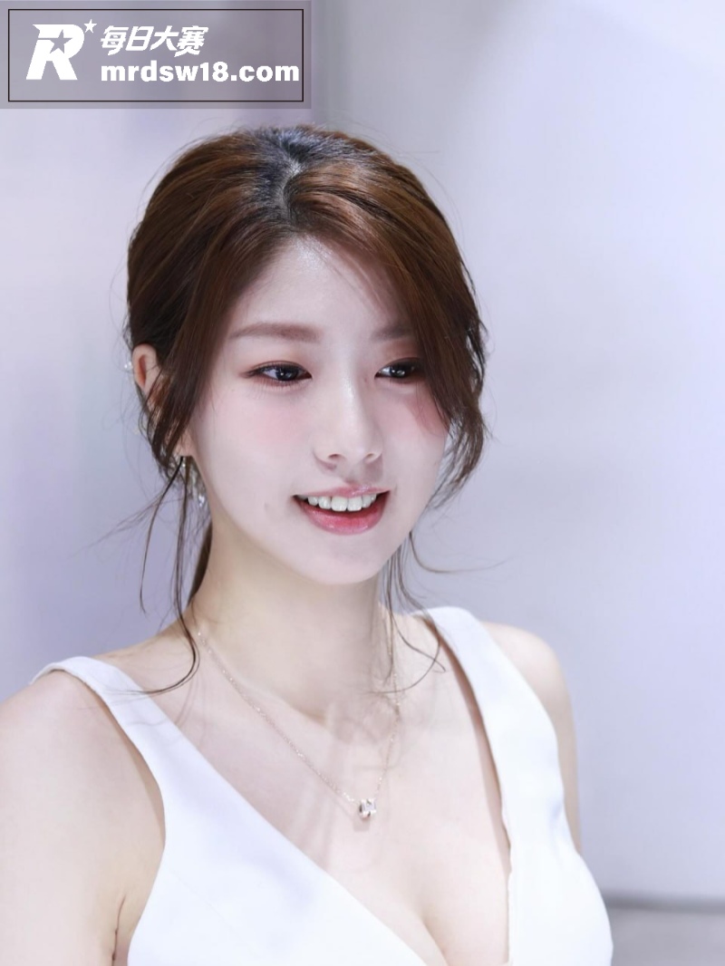 极品高颜值气质女白领相关图片1